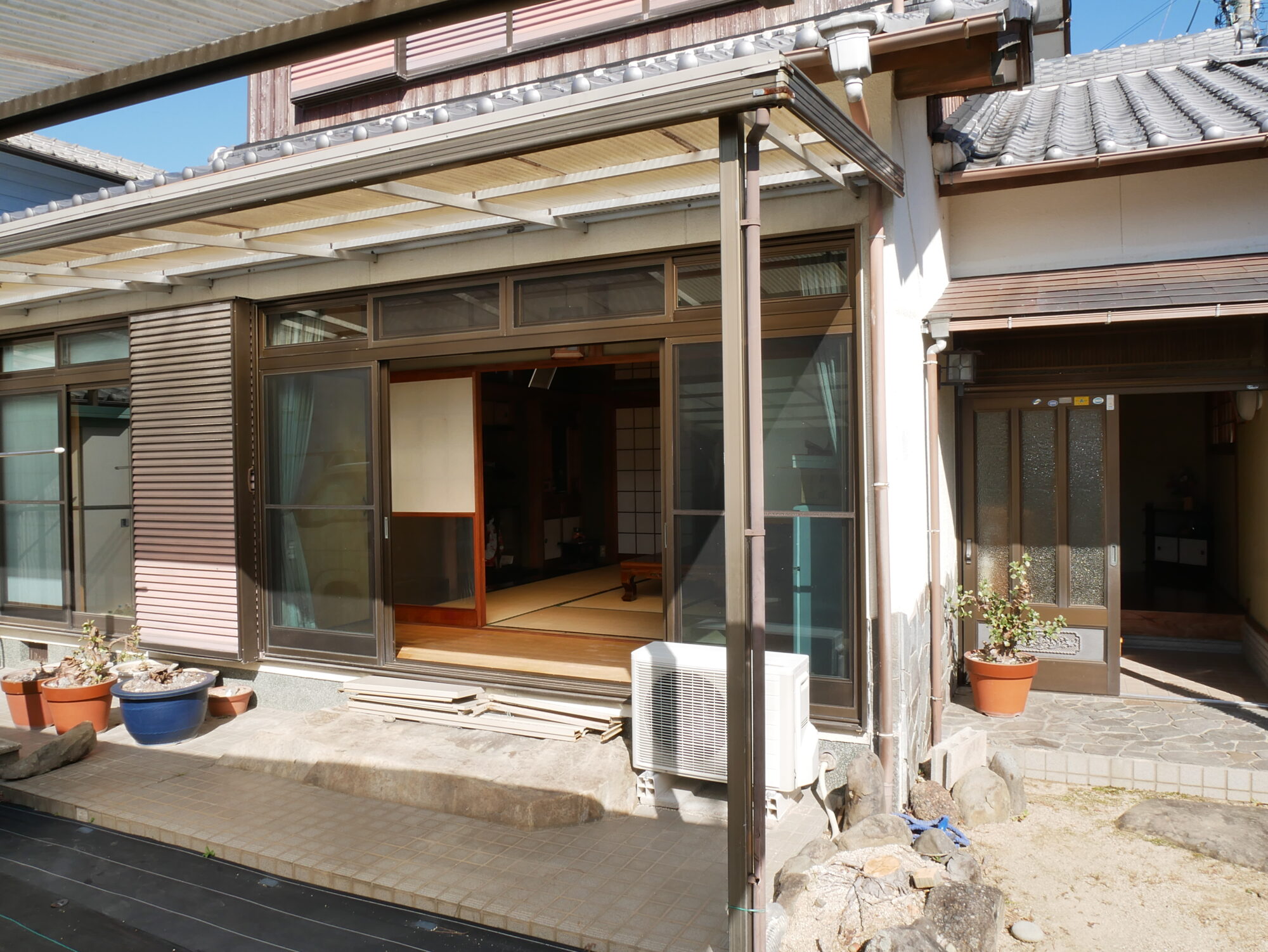 南向き角地にあり日差しいっぱいの縁側のある住宅の外観