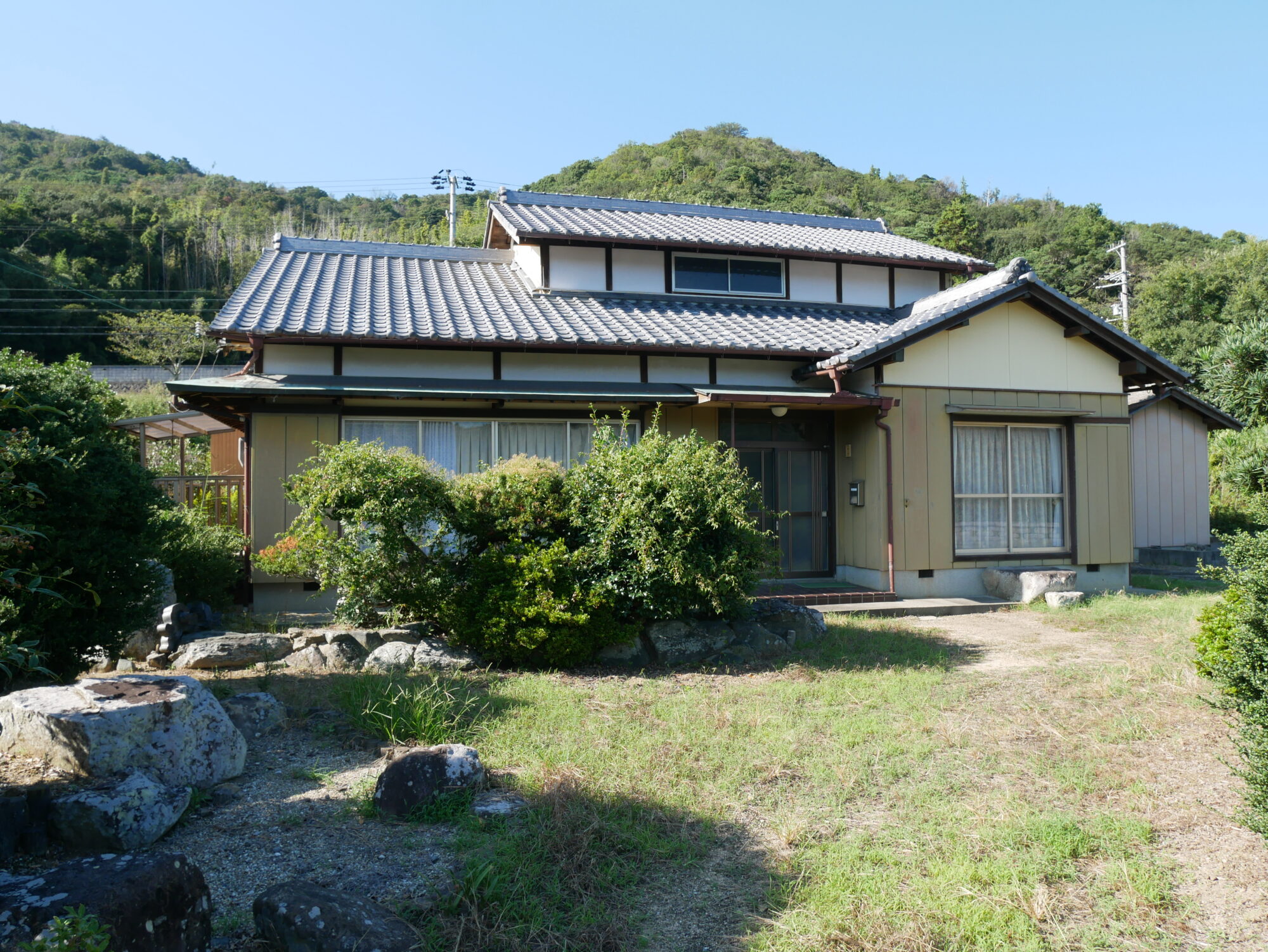 見晴らしが良く広い敷地の古民家の外観
